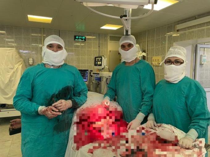 Хирурги городской больницы №21 удалили 20-килограммовую опухоль из паховой области мужчины.